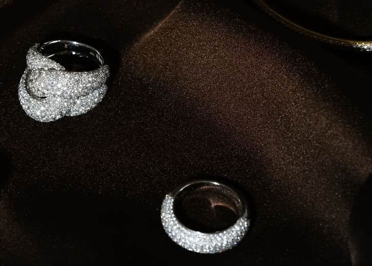 Bågformad statement ring i 18K vitguld med flera labbodlade diamanter i pavéinfattning Cannes  från VANBRUUN